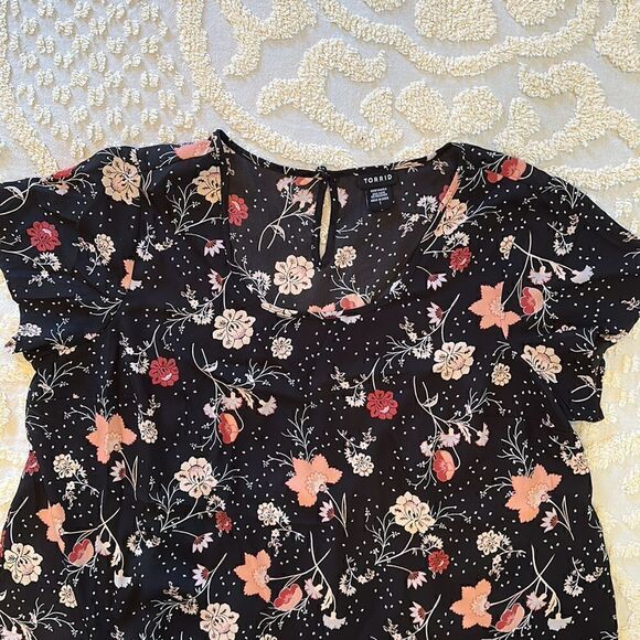 Torrid Plus Size 1 Top Black Floral Pattern Short Sleeves High Low Pleat - Picture 3 of 10